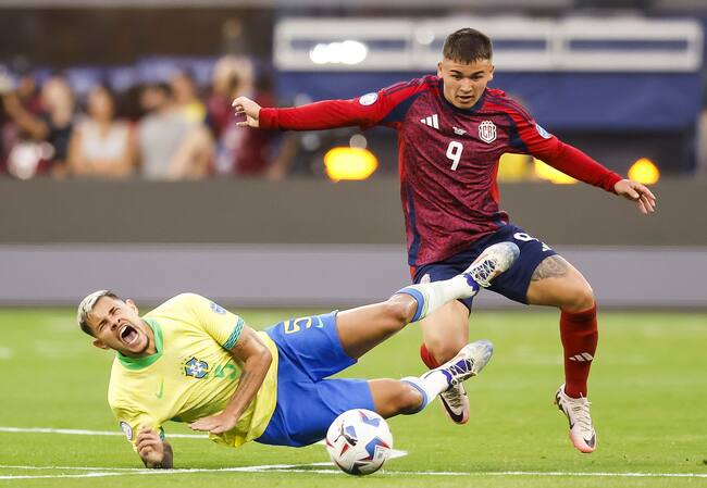 Inglewood (United States), 25/06/2024.- Brazil midfielder Bruno Guimaraes (L) and Costa Rica forward Manfred Ugalde (R) collide during the second half of the CONMEBOL Copa America 2024 group D soccer match between Brazil and Costa Rica, in Inglewood, California, USA, 24 June 2024. (Brasil) EFE/EPA/CAROLINE BREHMAN