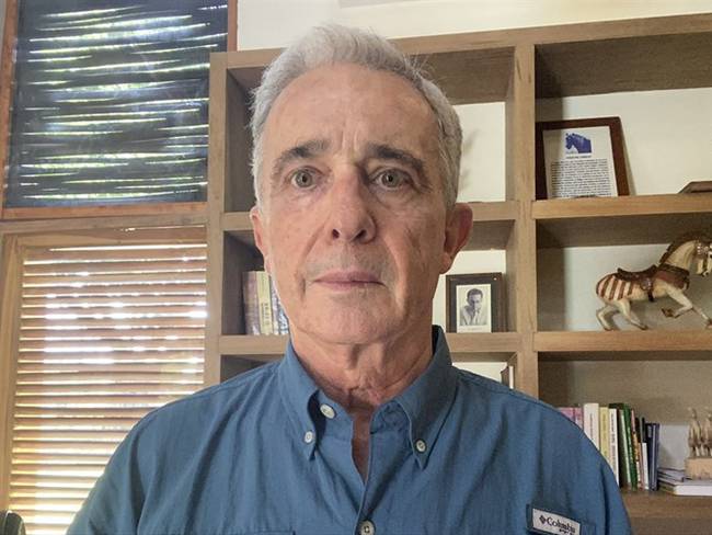 El expresidente y exsenador Álvaro Uribe publicó un video en sus redes sociales de una declaración del exmagistrado Francisco Ricaurte. Foto: Colprensa