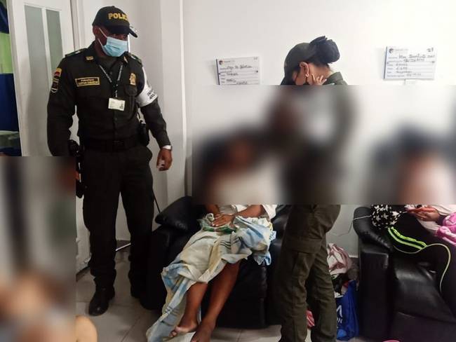 Policía rescata a bebé de siete meses abandonada en caja de cartón en el Centro de Cartagena