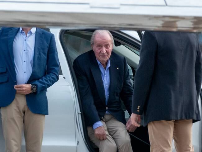 Spain&#039;s former King Juan Carlos I sits in a car after landing by a private jet at the Peinador airport in Vigo, Pontevedra, on May 19, 2022, before heading to the northwestern resort of Sanxenxo to attend a three-day regatta. - After nearly two years in exile in the United Arab Emirates following a string of financial scandals, Spain&#039;s former king makes his first trip home on May 19, 2022, on a brief visit that has sparked widespread criticism. (Photo by Brais Lorenzo / AFP) (Photo by BRAIS LORENZO/AFP via Getty Images)
