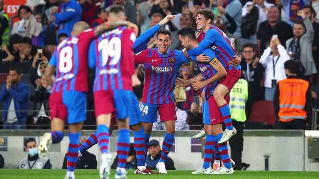 Celebración del gol de Sergio Busquets por parte de los jugadores del Barcelona ante el Mallorca (Photo by Eric Alonso/Getty Images)