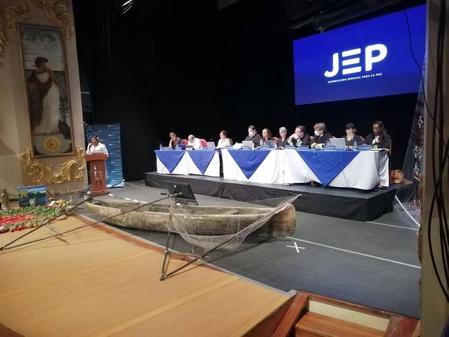 Las víctimas tuvieron la palabra durante la audiencia de la JEP en el Teatro Adolfo Mejía. Crédito: Antonio Canchila.