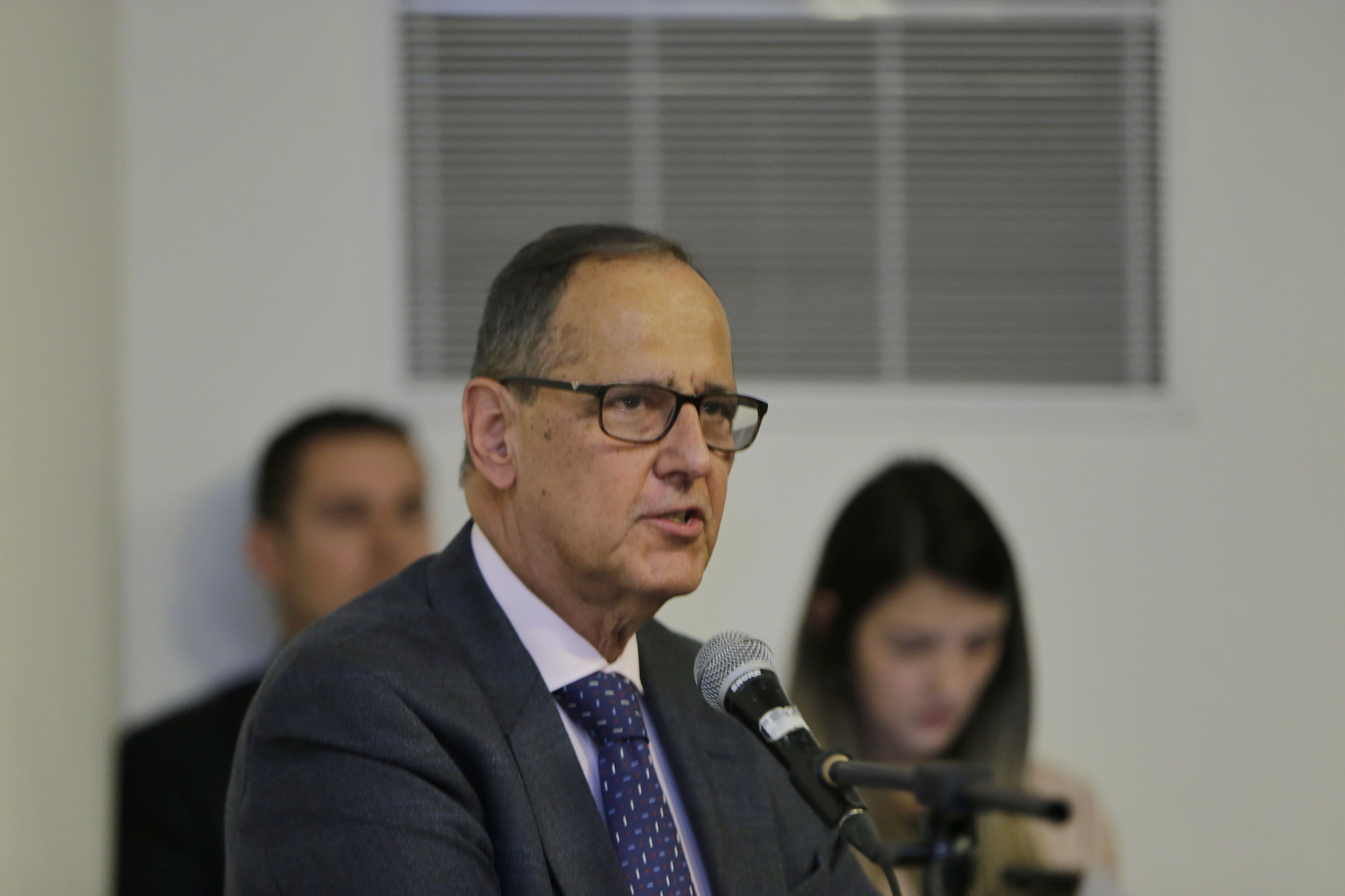 Gobierno debe aclarar el pantanal presupuestal en que tiene al país: Juan Camilo Restrepo