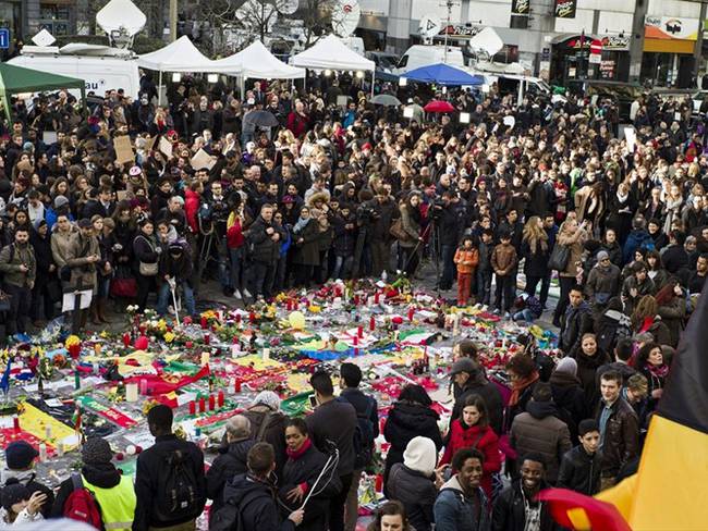 Cientos de personas se manifiestan en solidaridad con las víctimas en la Plaza de la Bolsa en Bruselas. Foto: Agencia EFE