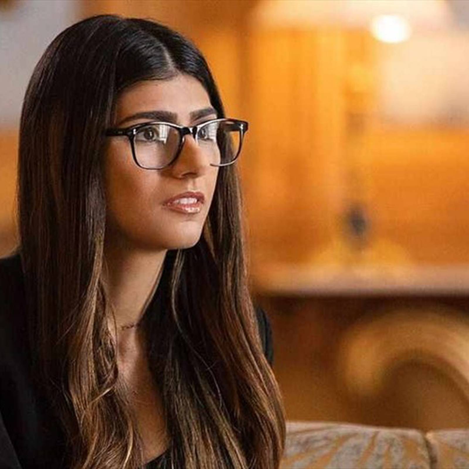 Pensativo Descanso Leer Mia Khalifa subasta sus populares gafas