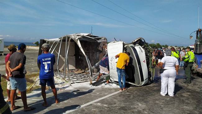 Camión transportador de azúcar se accidentó y comunidad de Tasajera lo saqueó. Foto: Policía Metropolitana de Santa Marta