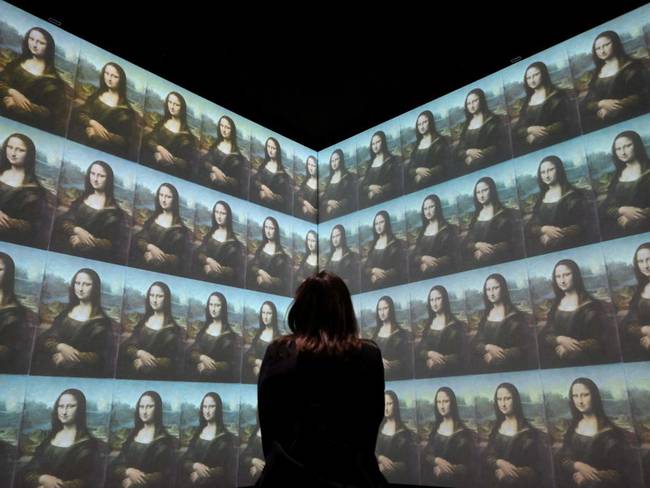 Mujer admirando Collage de la pintura de Mona Lisa (Foto de Nicolas TUCAT / AFP) (Getty Images)