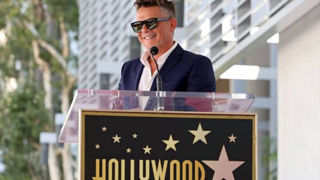 Alejandro Sanz recibiendo su premio del paseo de la fama en Hollywood. Créditos: Getty Images