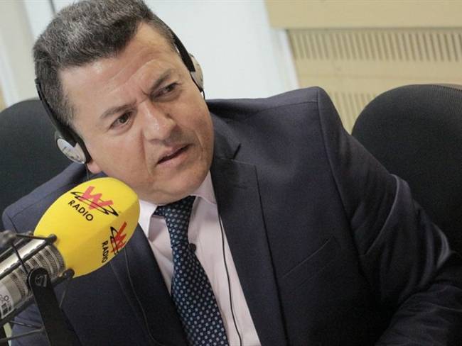 Hugo Ospina: “si quieren seguridad social para taxistas, paguen carreras más caras”