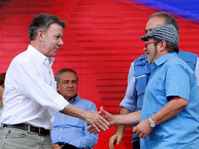 Juan Manuel Santos da por cerrado el conflicto de más de medio siglo con las Farc. Foto: Agencia EFE