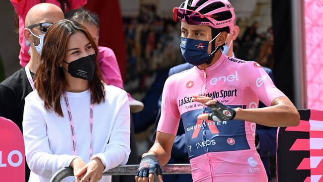 María Fernanda Motas y Egan Bernal tras la etapa 19 del Giro de Italia 2021