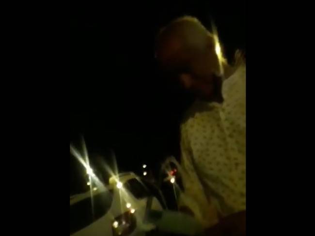 Álvaro Parra Rodas se encontraba ingiriendo bebidas alcohólicas en vía pública, violando la cuarentena. Foto: Captura de video