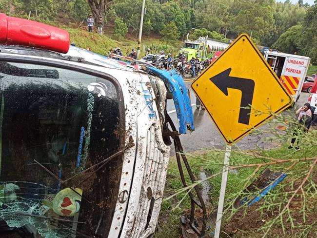 El conductor del vehículo les dijo a las autoridades que se trató de una falla mecánica . Foto: Bomberos Popayán