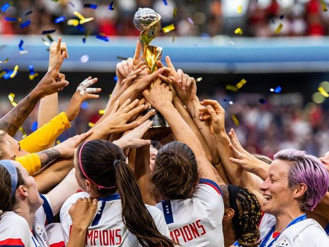 Pensemos en premiar a nuestro fútbol femenino, luego vemos como conseguimos la plata: Gabriel Meluk. Foto: Getty Images
