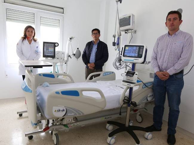 En Moniquirá también se puso en servicio 4 camas de cuidados intensivos y 10 camas hospitalarias adicionales.. Foto: Gobernación de Boyacá