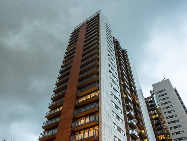 Torre alta de apartamentos con balcones / Foto: GettyImages