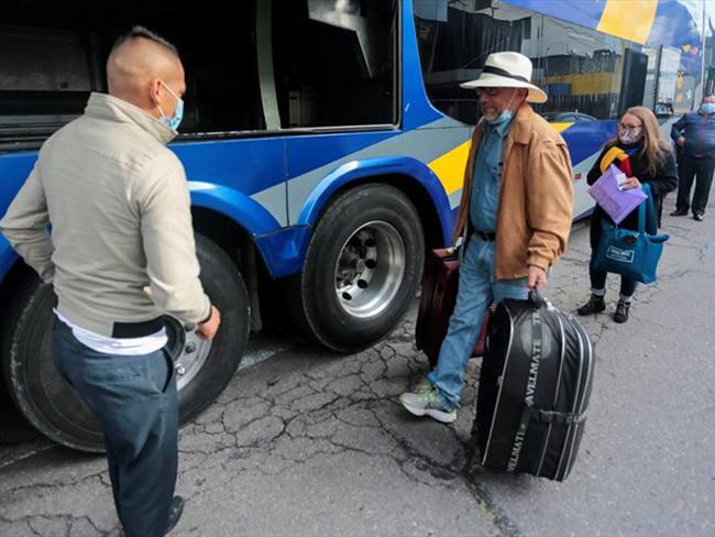 Venezolanos suben al bus que los llevará al aeropuerto Mariscal Sucre. Foto: EFE