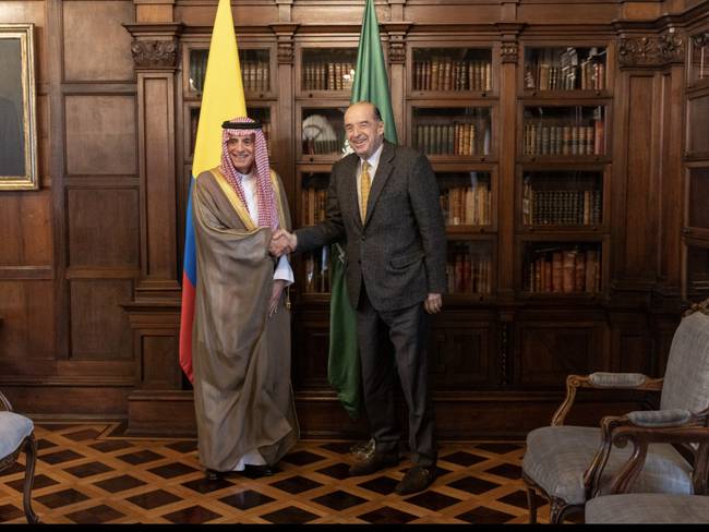 Ministro de Asuntos Exteriores de Arabia Saudita (izquierda) y el canciller Álvaro Leyva (derecha). Foto: Cancillería.