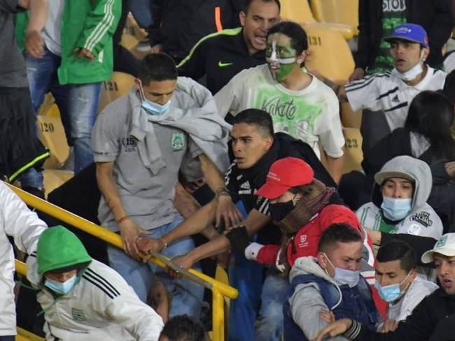 Barristas de Atlético Nacional que agredieron a hinchas de Santa Fe en El Campín // Foto: STR/AFP via Getty Images