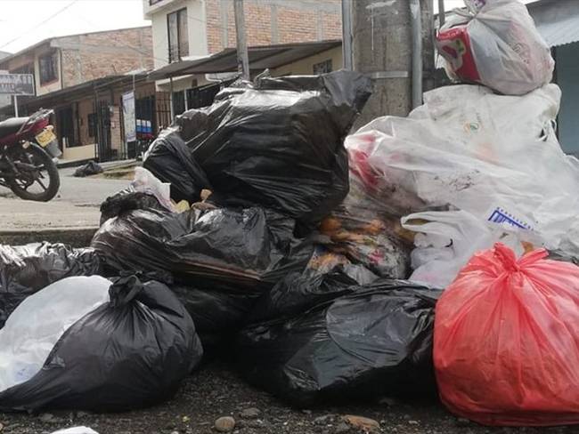 En algunos sectores de la ciudad empezaron a acumularse las basuras . Foto: Cortesía