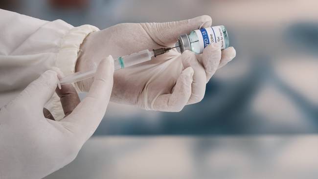 Imagen de referencia de una vacuna contra el COVID-19. Foto: Getty Images / 	IMAGINESTOCK