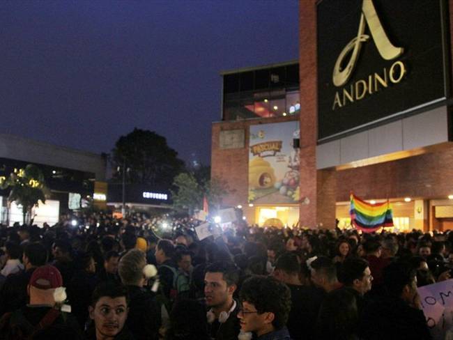 Profesora defiende a agresor de pareja homosexual en Centro Comercial Andino