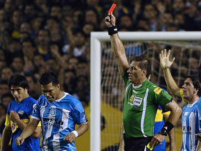 Néstor Pitana le sacó la tarjeta roja a Teófilo Gutiérrez en partido Boca Juniors-Racing. Foto: ALEJANDRO PAGNI/AFP via Getty Images