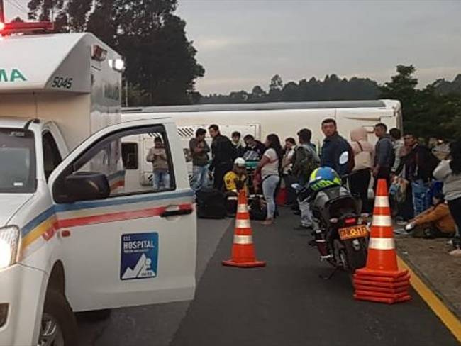 En el bus, que resultó volcado tras la colisión, viajaban 26 trabajadores de la empresa de flores El Rebaño. Foto: @GersonFiallo en Twitter