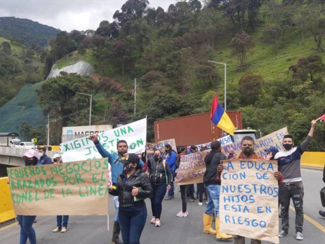 Trabajadores informales protestan en una de las entradas del túnel de La Línea. Foto: Cortesía