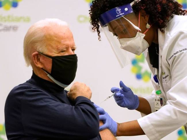 Joe Biden recibe vacuna contra covid-19 ante la televisión de EE.UU.. Foto: Getty Images