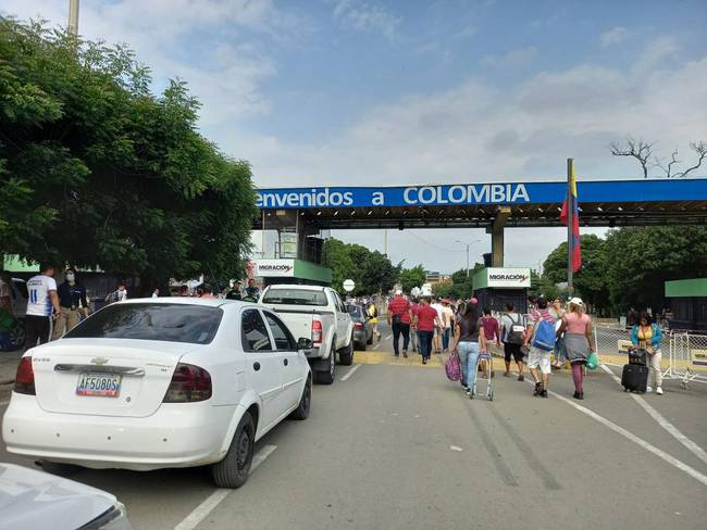 Después de siete años circularon carros venezolanos y colombianos en la frontera. Foto: Audrey Carrillo.