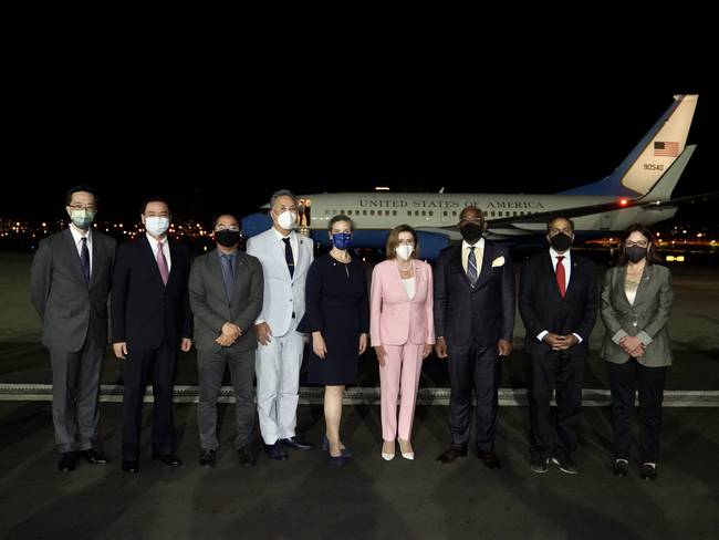 La presidenta de la Cámara de Representantes de EE.UU., Nancy Pelosi, posando para una foto grupal con el Ministro de Relaciones Exteriores de Taiwán, Joseph Wu, y otros funcionarios cuando llega al aeropuerto de Songshan en Taipei, Taiwán, el 2 de agosto de 2022. Foto: EFE/EPA/Taiwan Ministry of Foreign Affairs