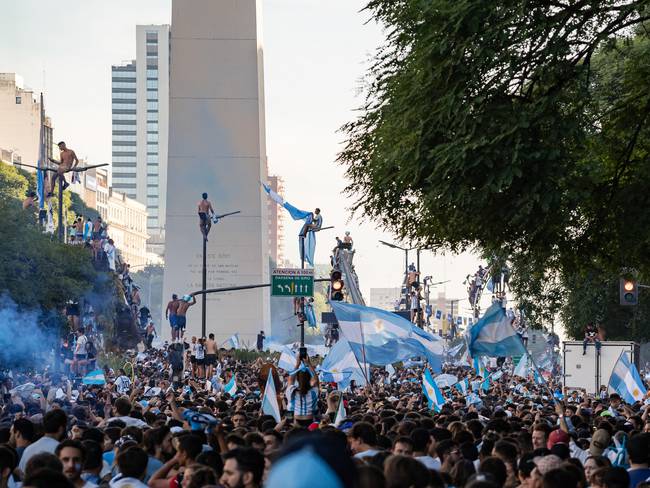 Hinchas argentinos celebrando en Buenos Aires. (Photo by Diego Radames/Anadolu Agency via Getty Images)