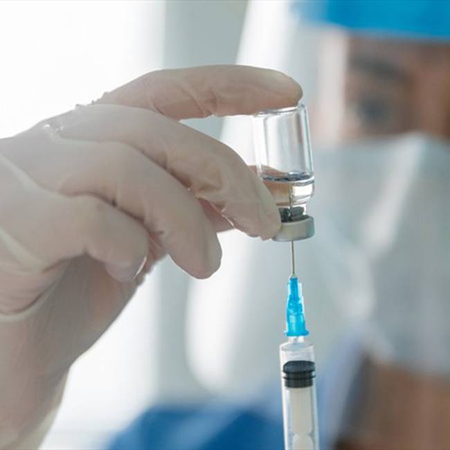 ¿Privados deberían poder adquirir las vacunas contra el COVID-19?. Foto: Getty Images / HISPANOLISTIC