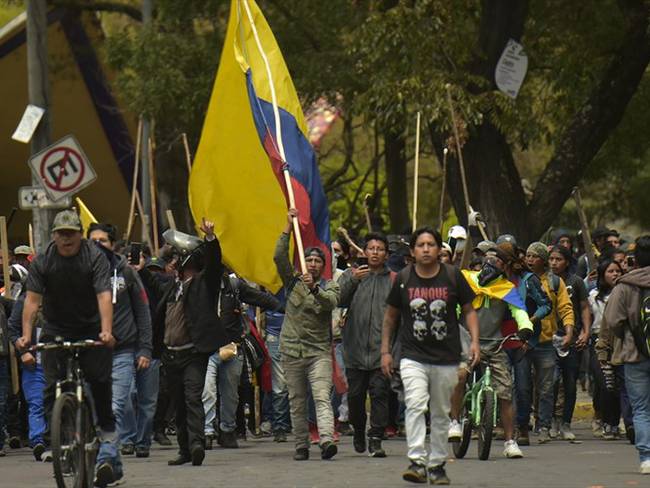 Después de que el Gobierno de Ecuador incrementara el precio del combustible, miles de personas se han ido a las calles a manifestar por la medida. . Foto: Agencia AFP